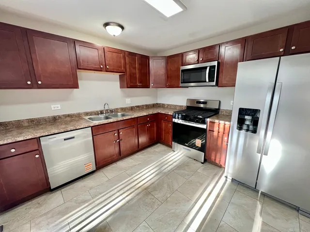 $2,950 | 248 Waverly Drive, Elgin, IL 60120