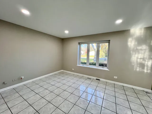 $2,950 | 248 Waverly Drive, Elgin, IL 60120