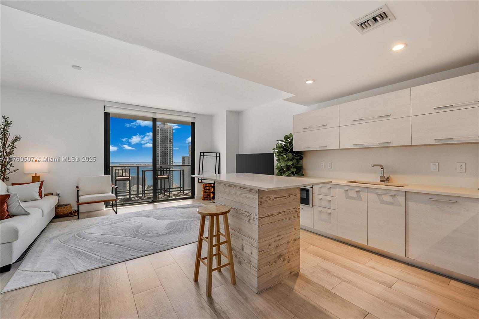 45 Southwest 9th Street, Unit 3702 Miami, FL 33130 - Photo 3 of 18 Gallery Image 3