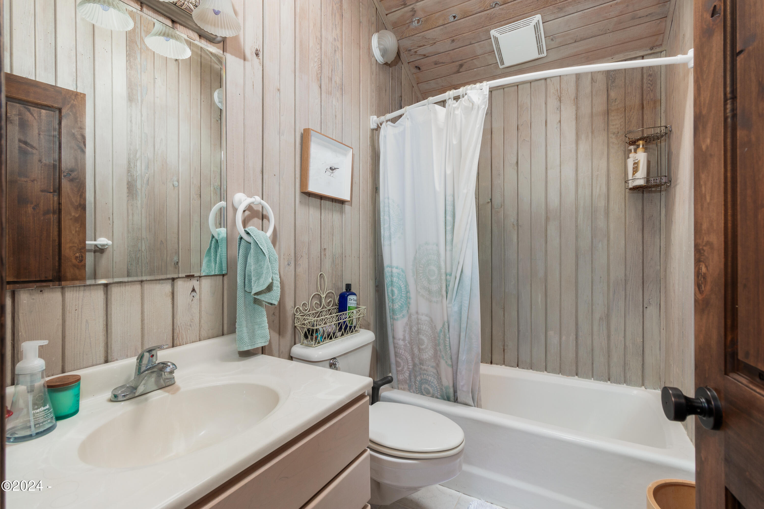 2275 Highway 101 Depoe Bay, OR 97341 - Photo 33 of 61 Full Guest Bath