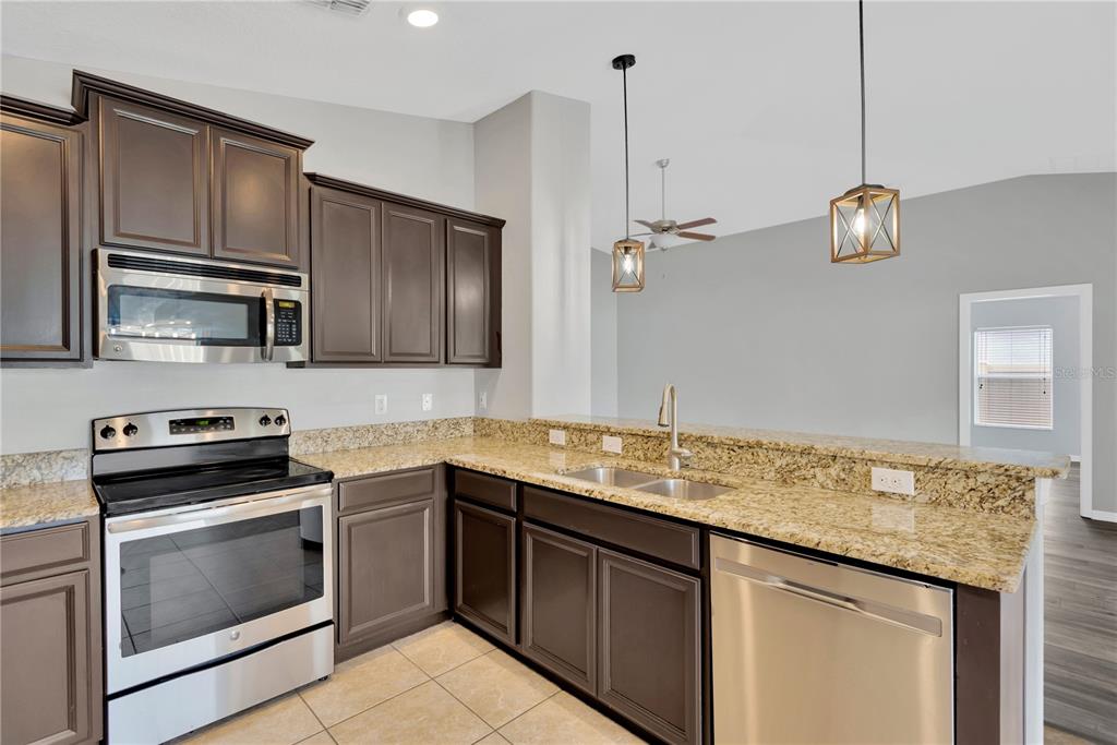 8529 Hunters Fork Loop Ruskin, FL 33573 - Photo 5 of 27
