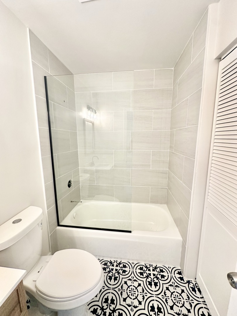 3008 West 23rd Street, Unit 2B Chicago, IL 60623 - Photo 4 of 10 a bathroom with a bathtub and a toilet