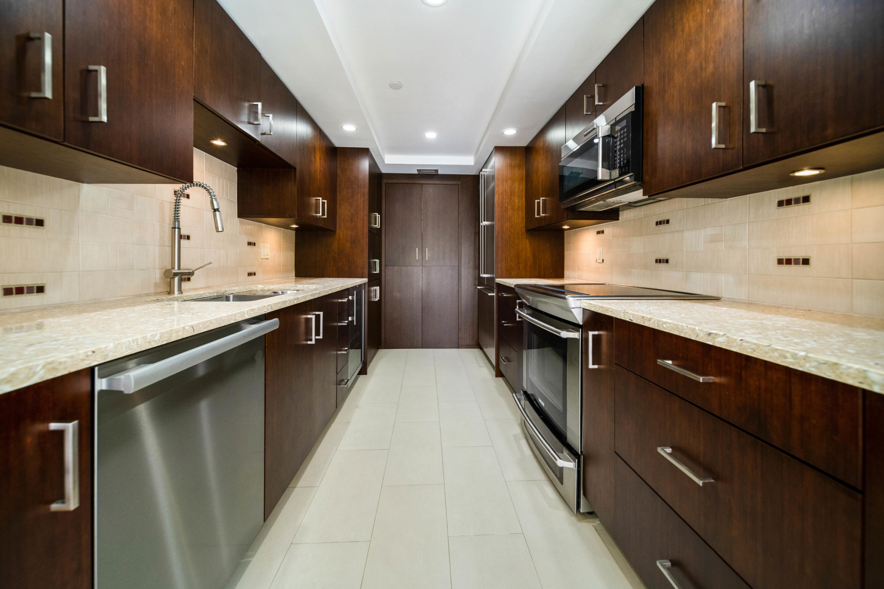 899 Jeffery Street, Unit 205 Boca Raton, FL 33487 - Photo 2 of 35 FXX_7622