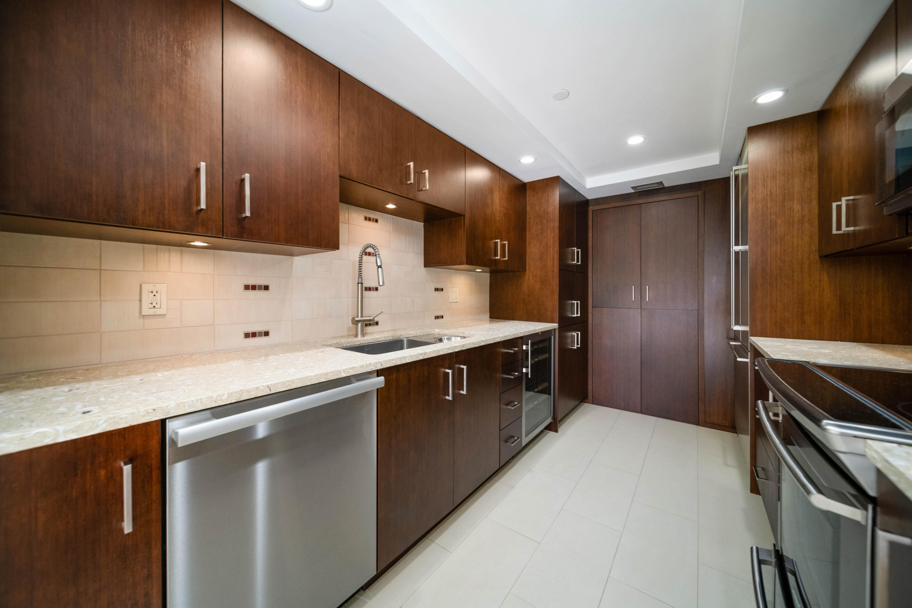 899 Jeffery Street, Unit 205 Boca Raton, FL 33487 - Photo 3 of 35 FXX_7625