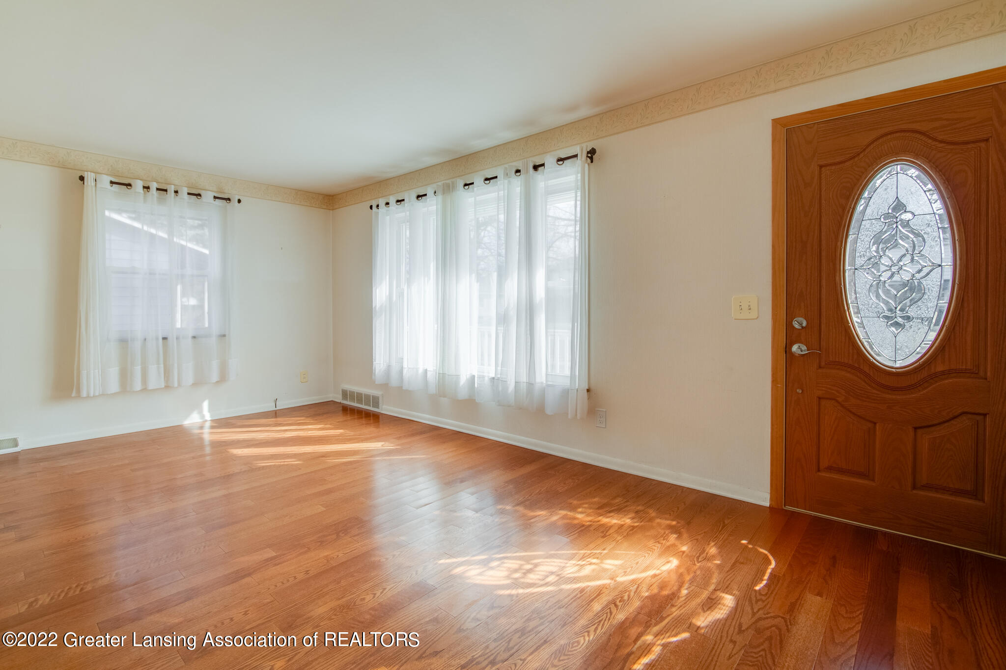 2712 Fairfax Road Lansing, MI 48910 - Photo 6 of 27 living 2