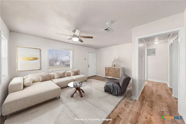 a view of empty room with a ceiling fan