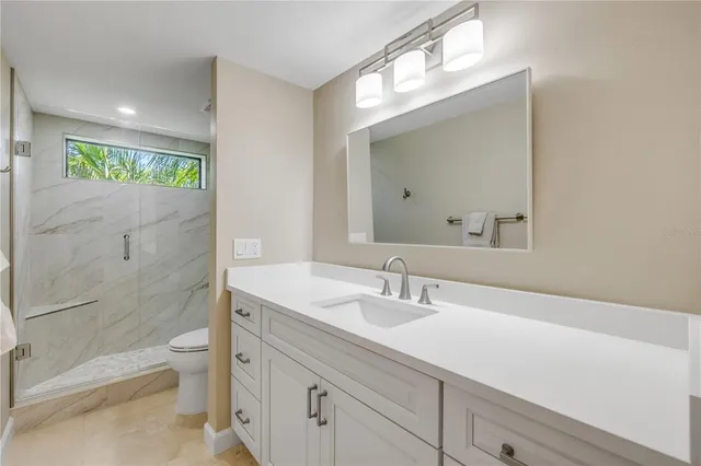 a view of a livingroom with furniture and a ceiling fan