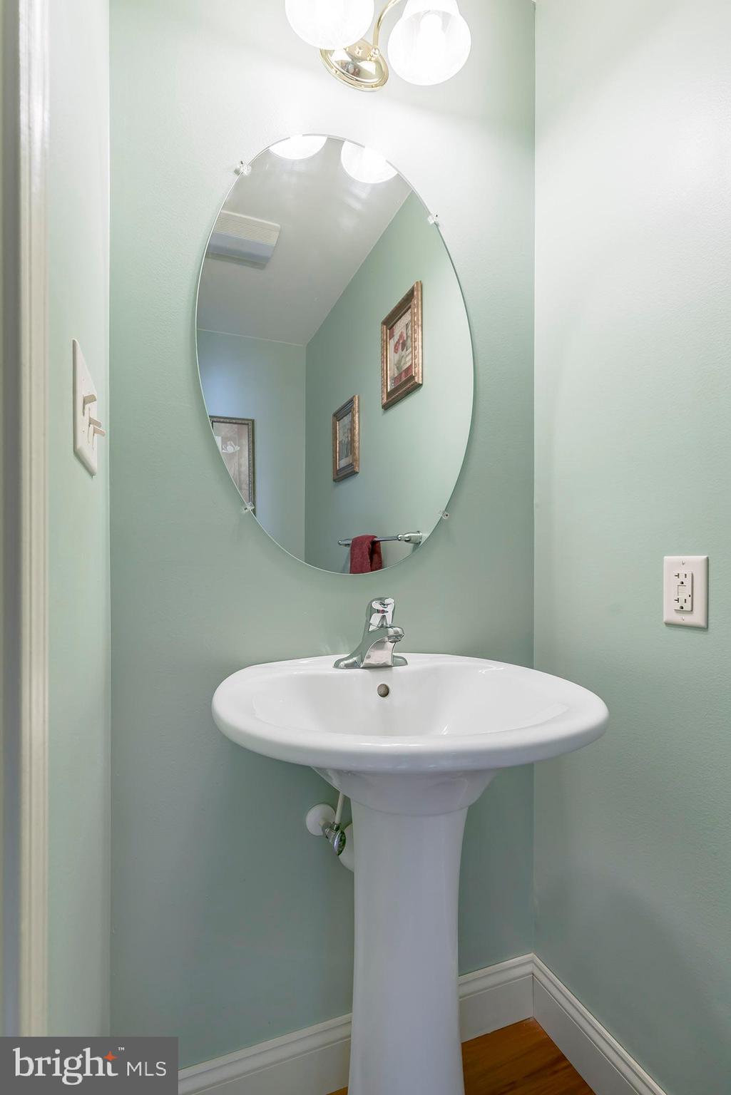465 Vista Road Columbia, PA 17512 - Photo 10 of 21 1st Floor Powder Room