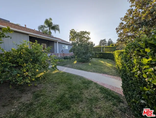 a view of a back yard of the house