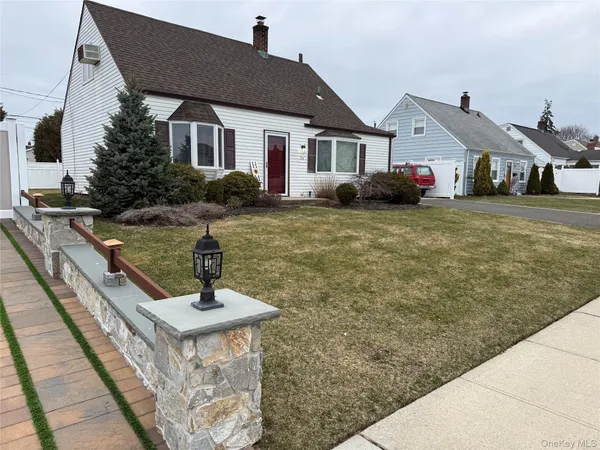 $599,999 | 34 Quarry Lane, Levittown, NY 11756
