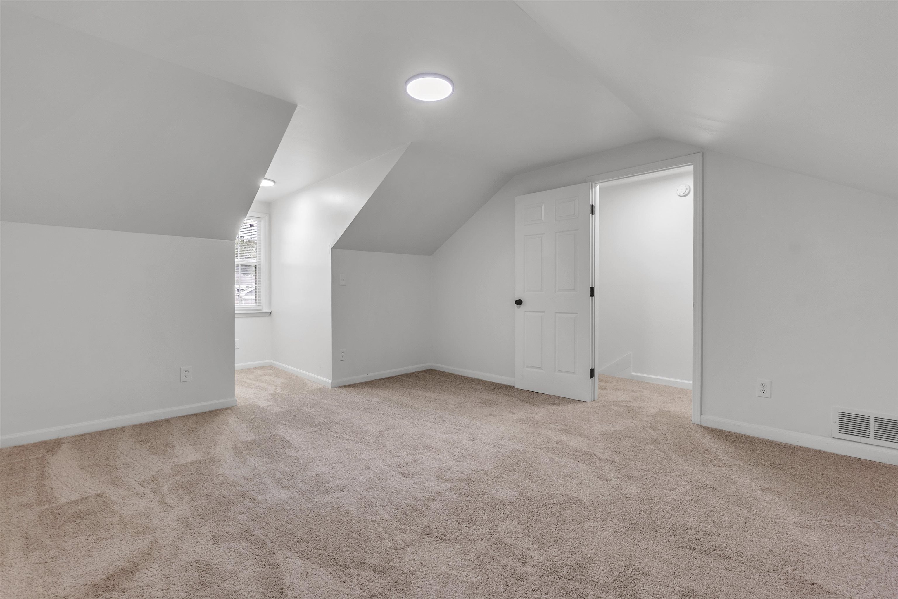 7218 Barnstable Road Memphis, TN 38125 - Photo 10 of 18 Bonus room featuring vaulted ceiling and light colored carpet