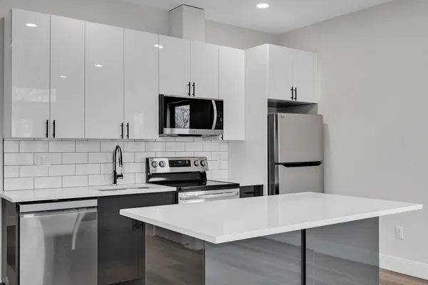 $2,750 | 63 Belgrade Avenue, Unit 204, Boston, MA 02131