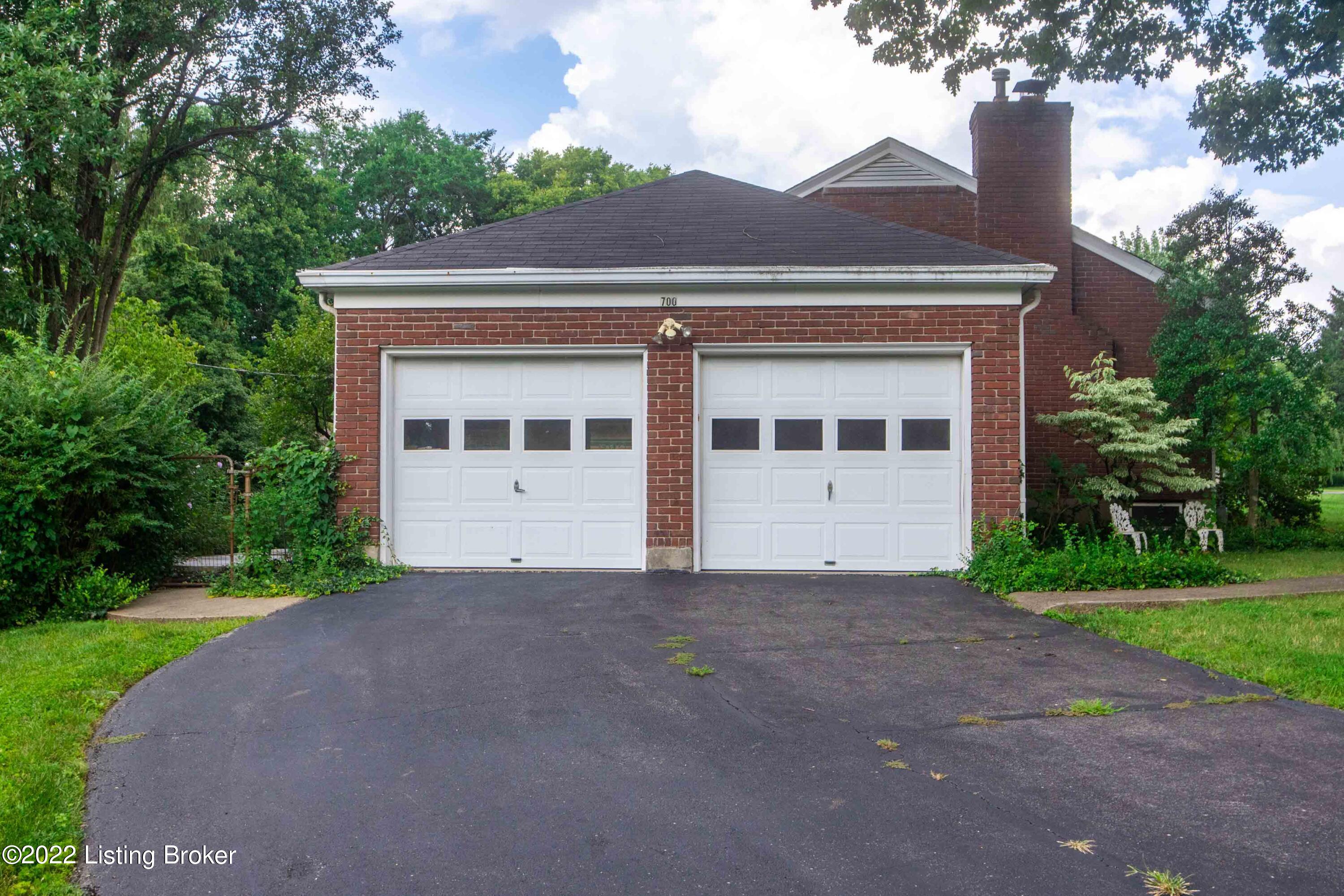 700 Merrifield Road Louisville, KY 40207 - Photo 3 of 61 Newer Aluminum Garage Doors