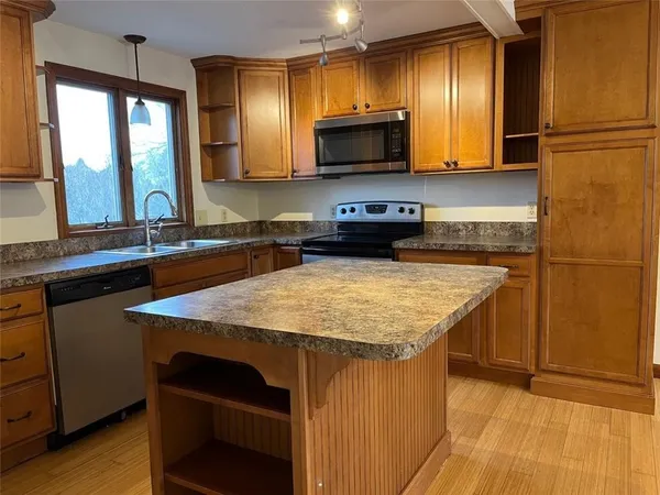 $2,500 | 3 Buttonwood Street, Unit 1, Bristol, RI 02809