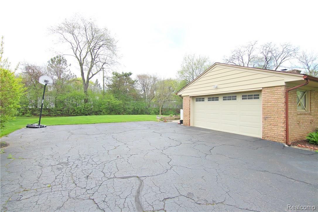 5940 Burnham Road Bloomfield Hills, MI 48301 - Photo 3 of 27 jBurnham Rd Garage.jpg