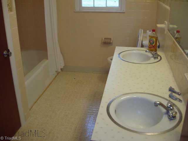 2980 Northbridge Road Winston-Salem, NC 27103 - Photo 6 of 8 Other. Main Bath w/ Tub/Shower Double Sinks and Linen Closet.