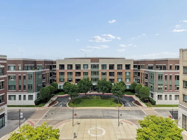 $800,000 | 1000 Village Center Drive, Unit 405, Burr Ridge, IL 60527