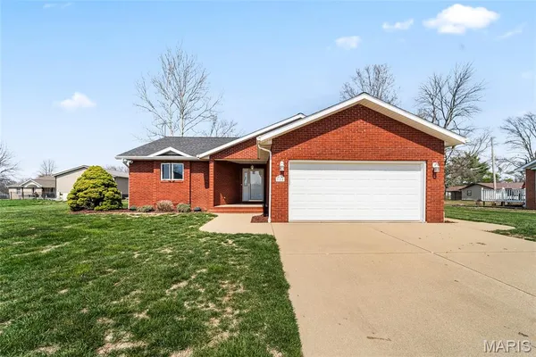 $230,000 | 725 Lone Oak Street, St. Libory, IL 62282