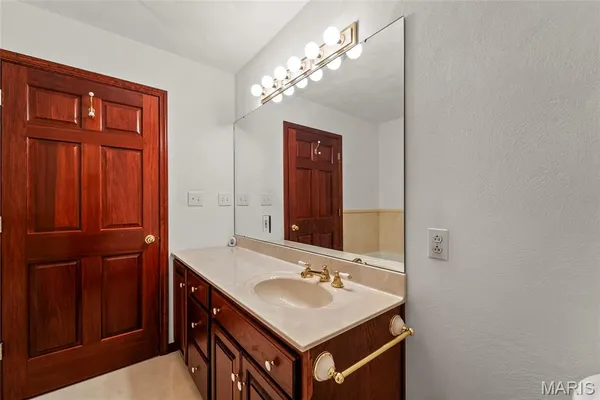 $230,000 | 725 Lone Oak Street, St. Libory, IL 62282