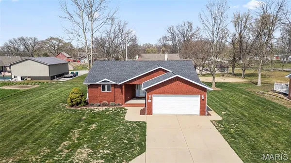 $230,000 | 725 Lone Oak Street, St. Libory, IL 62282