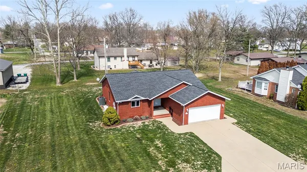 $230,000 | 725 Lone Oak Street, St. Libory, IL 62282