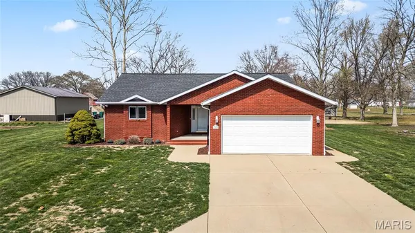 $230,000 | 725 Lone Oak Street, St. Libory, IL 62282