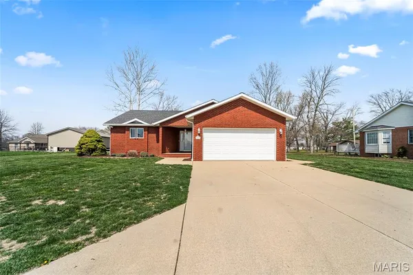 $230,000 | 725 Lone Oak Street, St. Libory, IL 62282