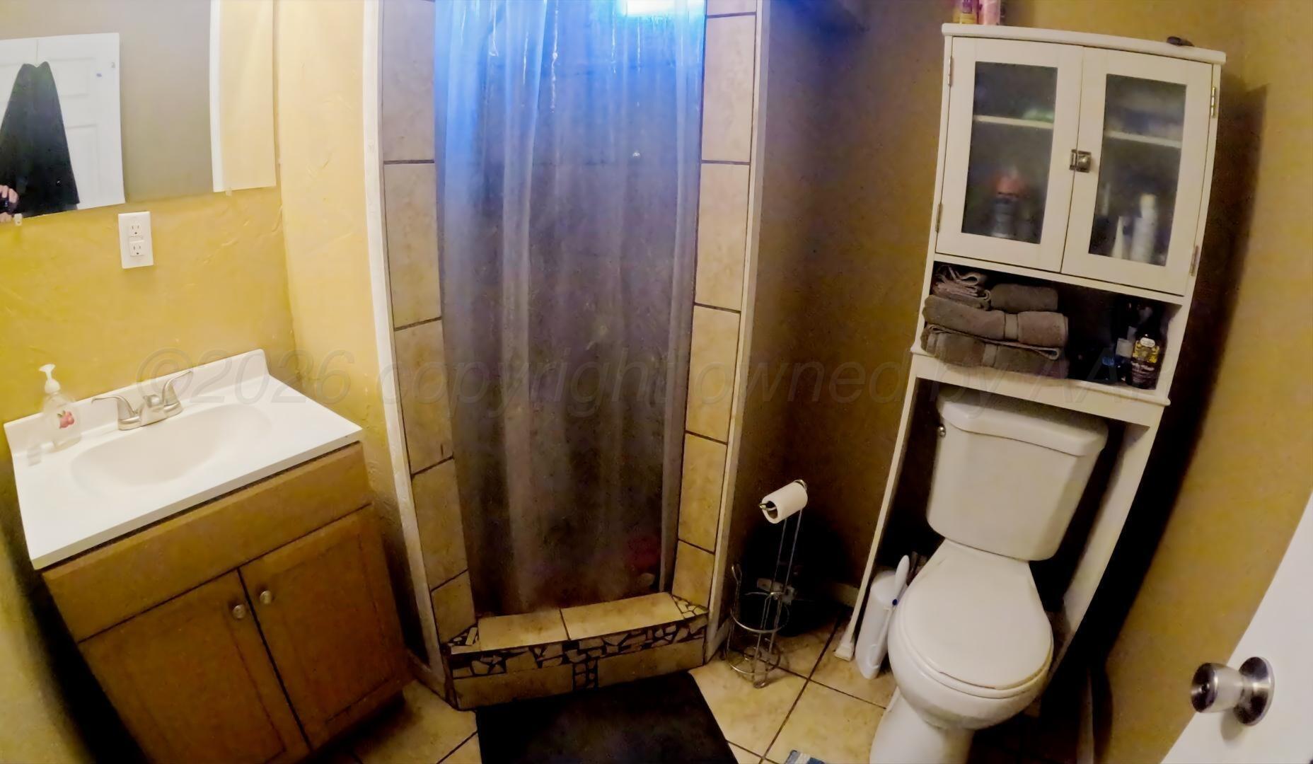 304 Ave P Sunray, TX 79086 - Photo 11 of 17 Wide angle master bath