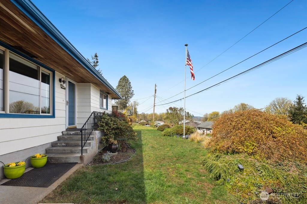 226 Bridgeway Everett, WA 98201 - Photo 3 of 28