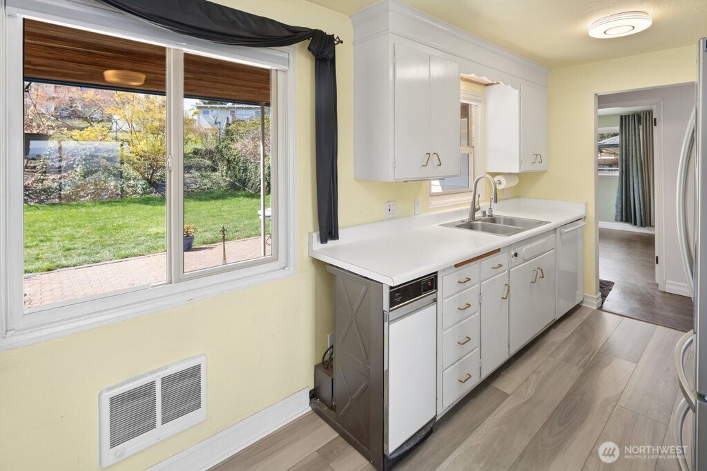 226 Bridgeway Everett, WA 98201 - Photo 10 of 28