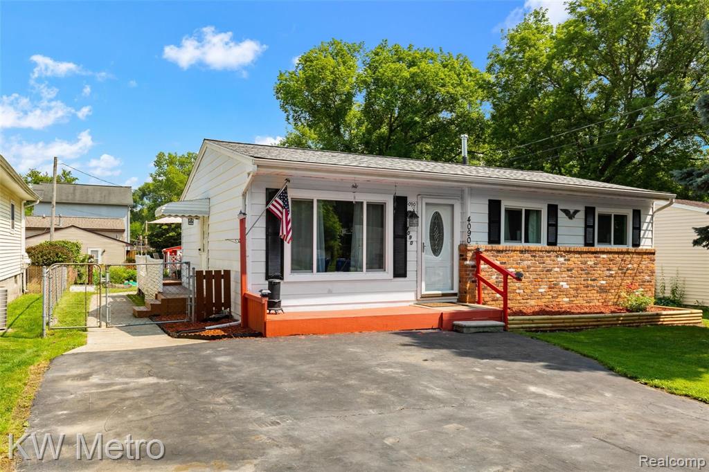 4090 Gleason Road Waterford, MI 48329 - Photo 2 of 21