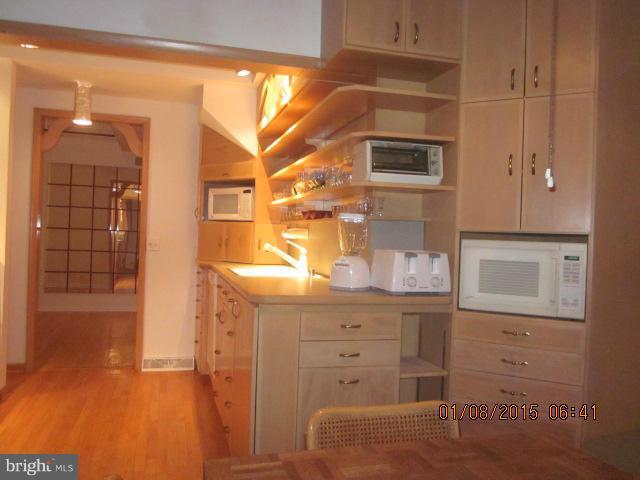 2615 Ridge Road Baltimore, MD 21244 - Photo 22 of 29 walk in closet with window