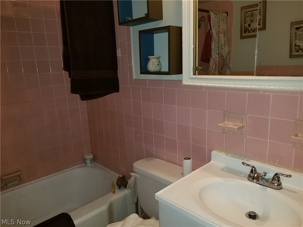 20301 Shelburne Road, Unit 7B Cleveland, OH 44118 - Photo 12 of 21 Bathroom