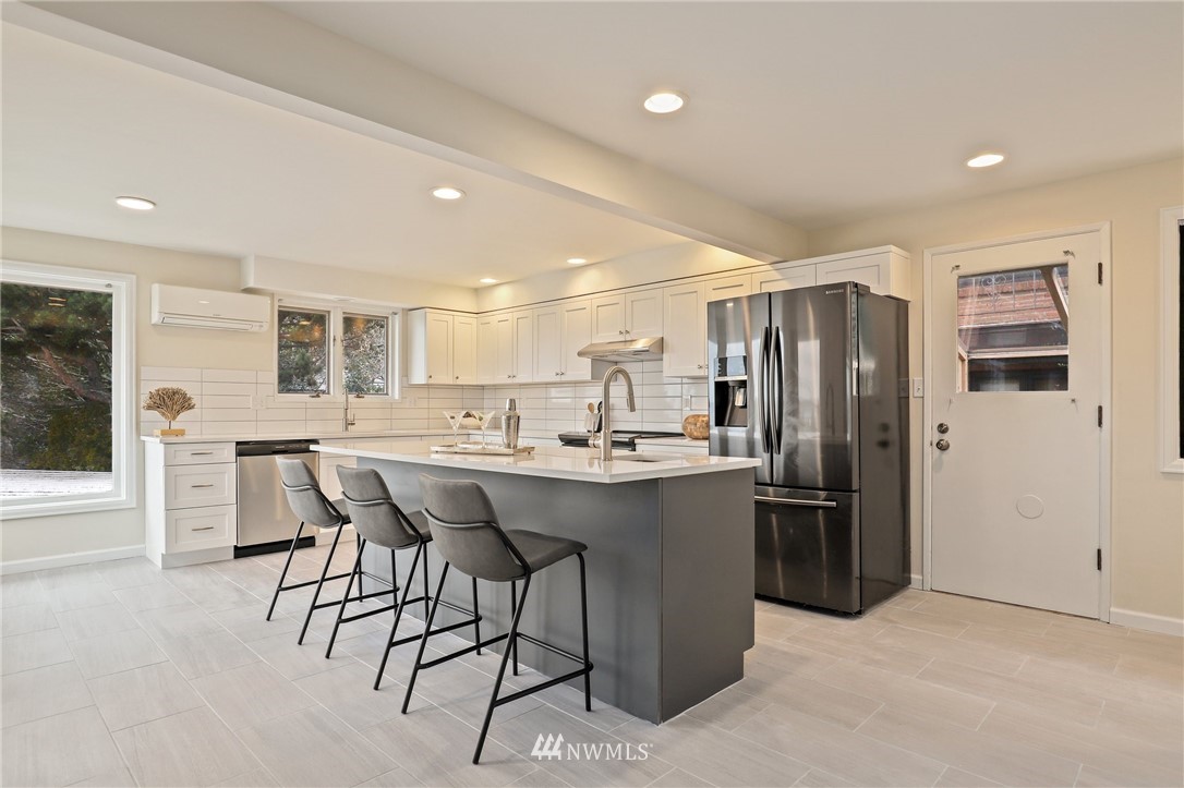 4058 Southwest Donovan Street Seattle, WA 98136 - Photo 11 of 40 Gallery Image 11