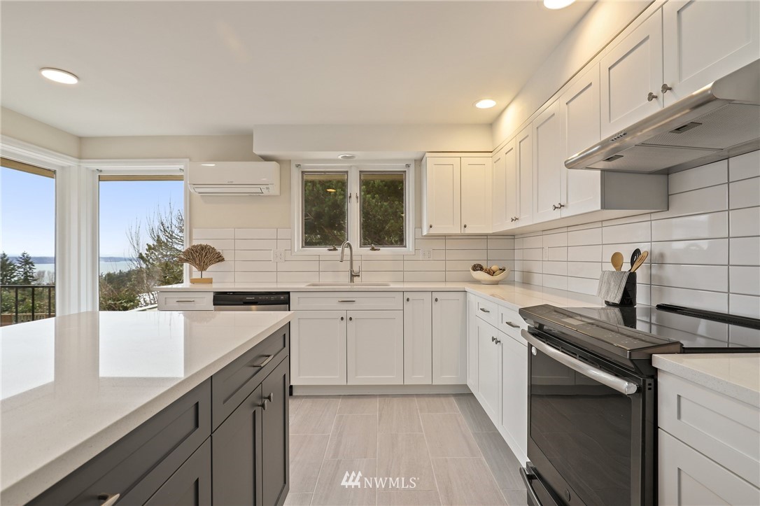 4058 Southwest Donovan Street Seattle, WA 98136 - Photo 13 of 40 Gallery Image 13