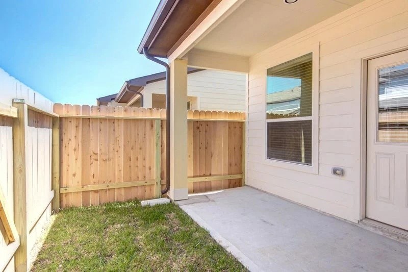 12243 Roy Mix Bohn Lane Houston, TX 77044 - Photo 3 of 16 an entryway of a house
