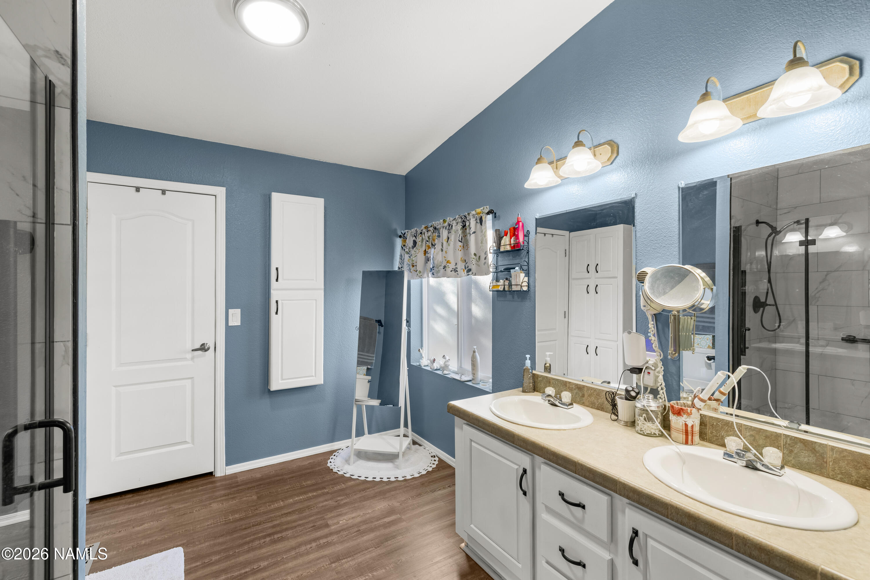 13626 Ravenwood Road Williams, AZ 86046 - Photo 16 of 40 Custom shower