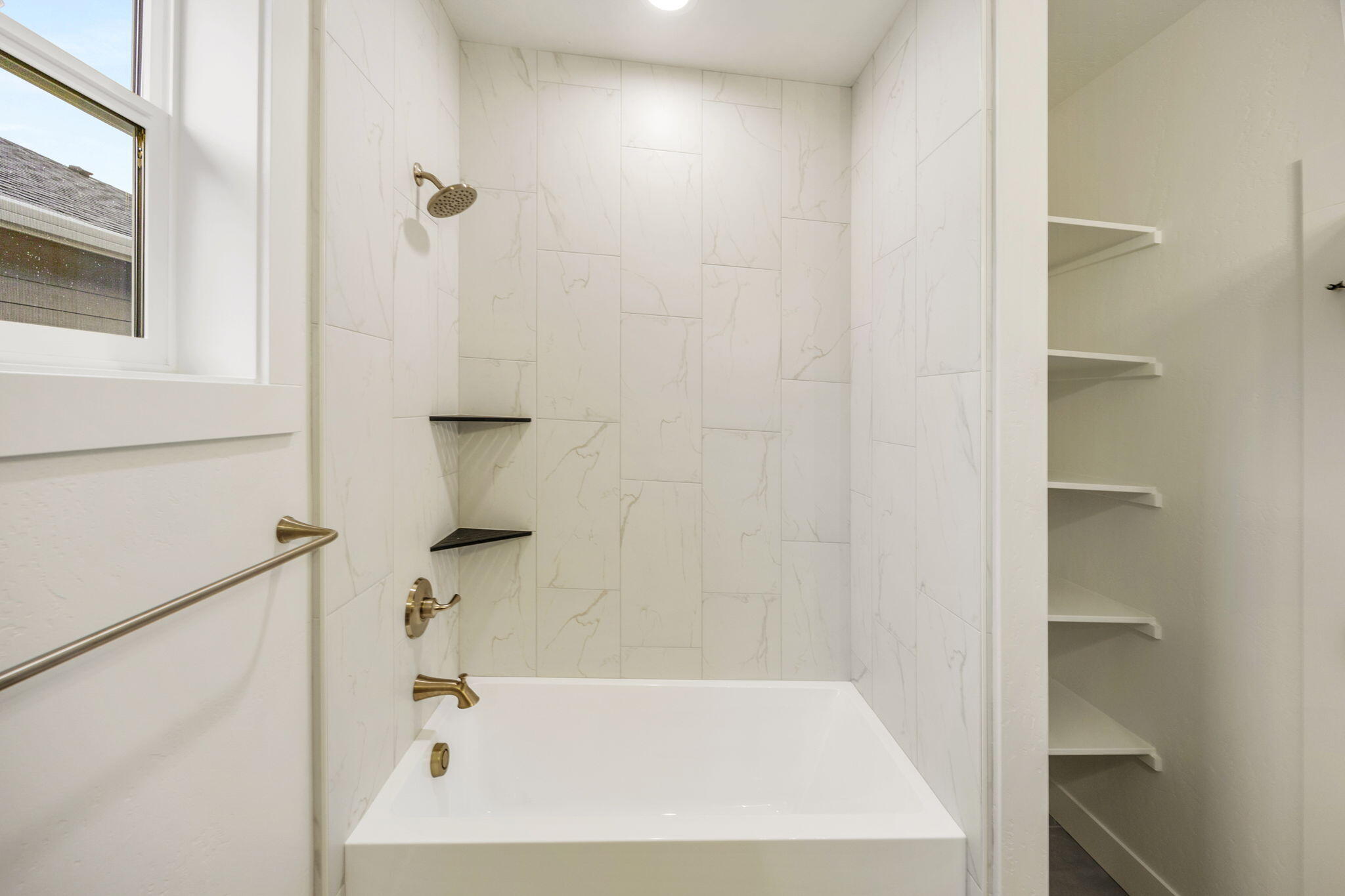 340 Randy Street Ashland, OR 97520 - Photo 33 of 44 Guest Bathroom