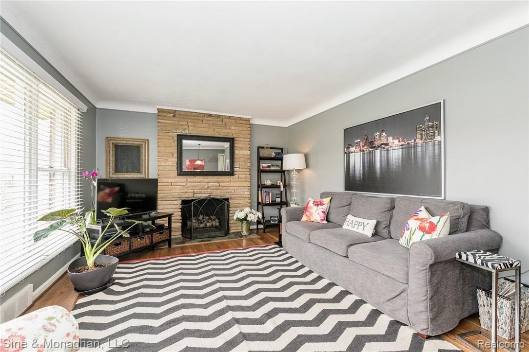 4115 Buckingham Road Royal Oak, MI 48073 - Photo 5 of 22 Gas fireplace