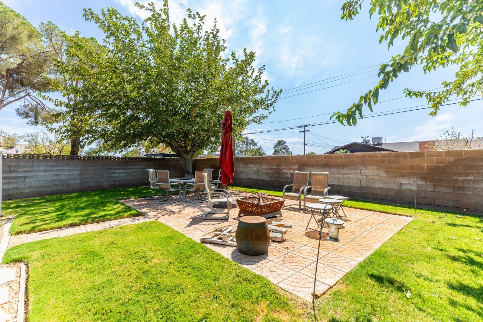 300 Mari Court Ridgecrest, CA 93555 - Photo 32 of 33 a view of a swimming pool with a lounge chairs