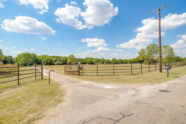 $799,000 | 2900 County Road 425, Cleburne, TX 76031
