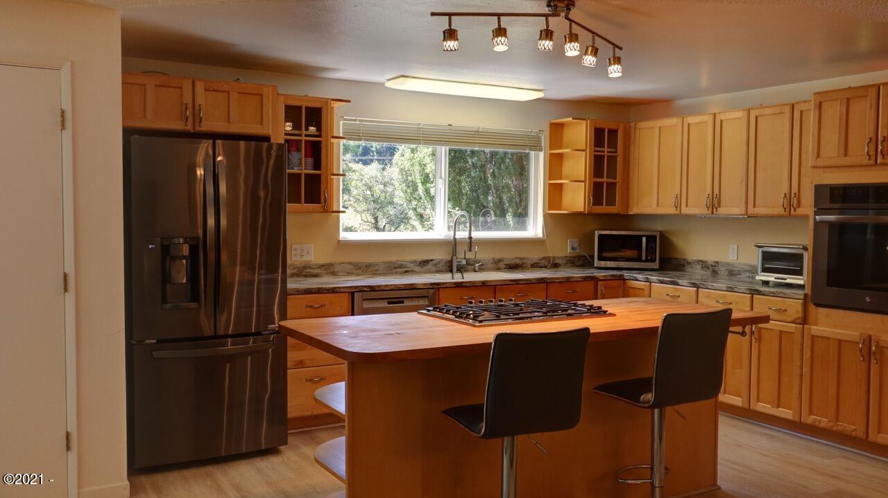 648 Olalla Road Toledo, OR 97391 - Photo 11 of 43 Kitchen