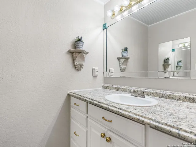 $640,000 | 834 Candlewood Circle, New Braunfels, TX 78130