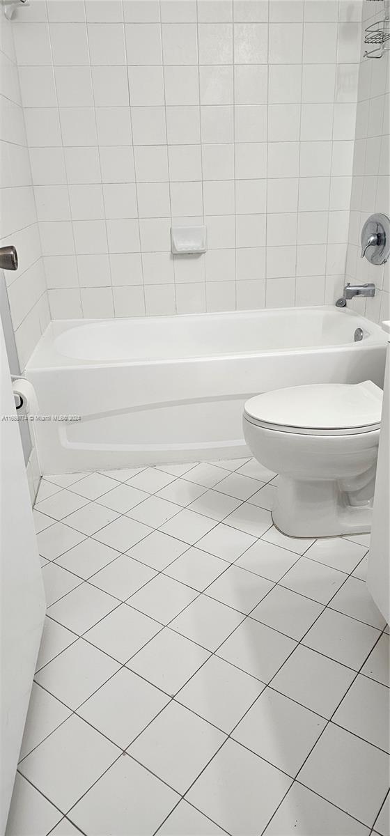 2910 Southeast 12th Road, Unit 20429 Homestead, FL 33035 - Photo 16 of 16 a bathroom with a toilet and a bathtub