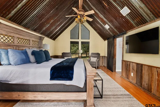 $889,000 | 1301 South Lake Drive, Gladewater, TX 75647