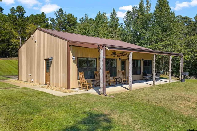 $889,000 | 1301 South Lake Drive, Gladewater, TX 75647