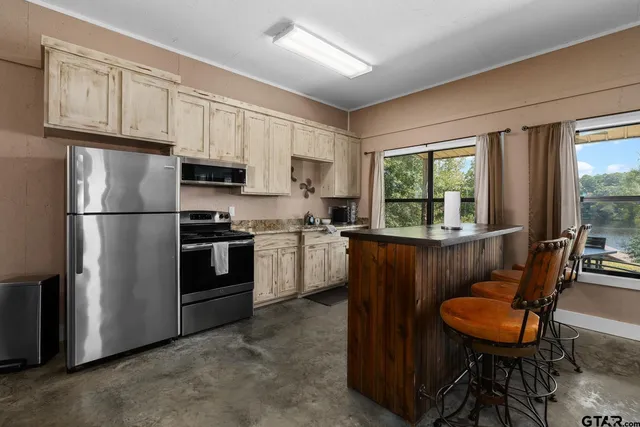 $889,000 | 1301 South Lake Drive, Gladewater, TX 75647