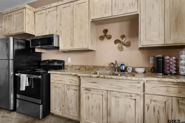 $889,000 | 1301 South Lake Drive, Gladewater, TX 75647