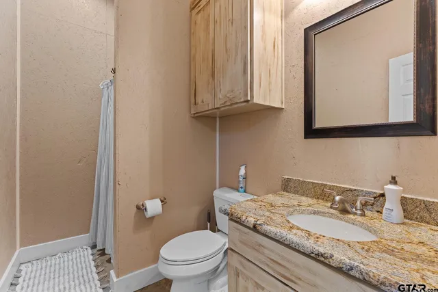 $889,000 | 1301 South Lake Drive, Gladewater, TX 75647