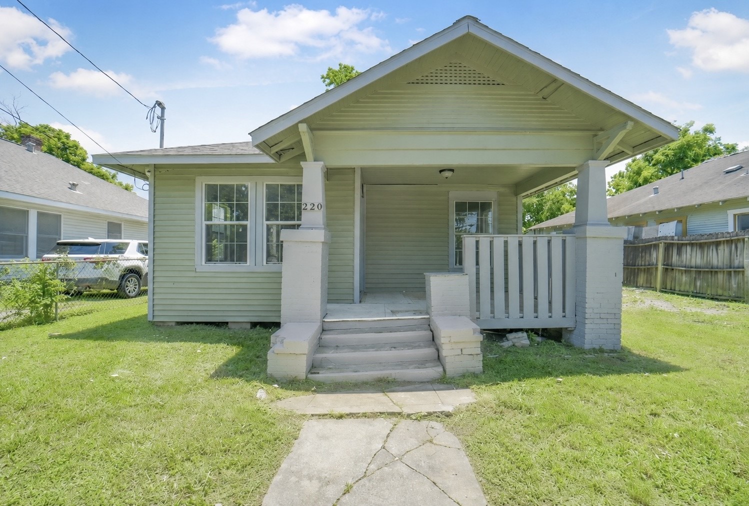 220 Engel Street Houston, TX 77011 - Photo 1 of 29 Front of 220 Engel